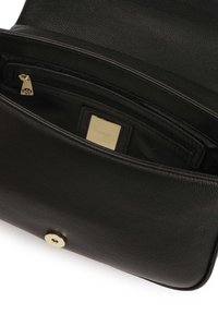 Mustelihmavainen nahkalaukku avattuna, jossa on sisäinen vetoketjullinen tasku kultaisella vetoketjulla ja kultainen etiketti sisällä.