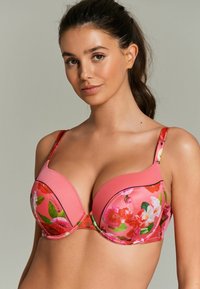 Roze bloemenbeha met een gladde satijnen afwerking, voorzien van voorgevormde cups en verstelbare bandjes. Het bloemenpatroon heeft rode en roze tinten.