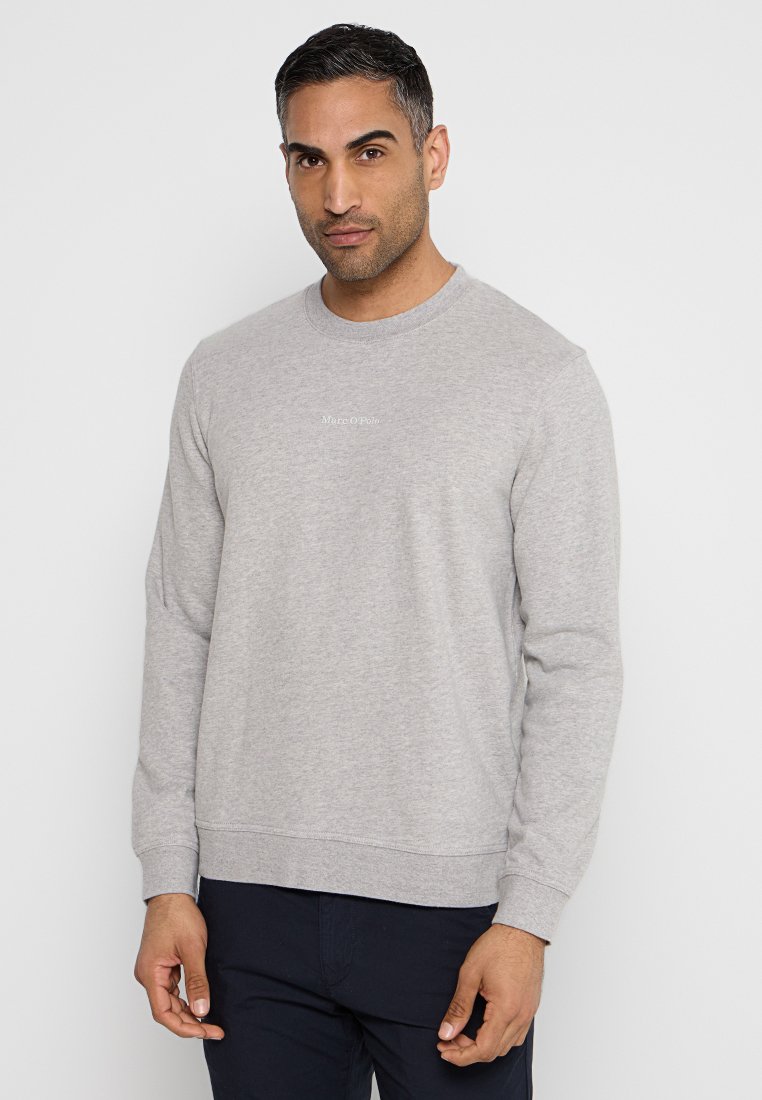 Lichtgrijze sweatshirt van zachte katoen, met lange mouwen, een ronde halslijn en een klein logo op de voorkant in het midden.