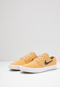 Nike SB Sneakers - tan
