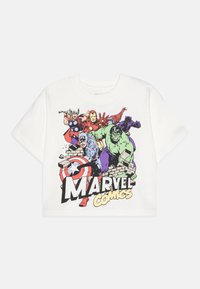Valge puuvillane lühikeste varrukatega t-särk, millel on värvikas graafika Marveli tegelastest, sealhulgas Raudmees ja Kapten Ameerika, koos tekstiga "Marvel Comics".