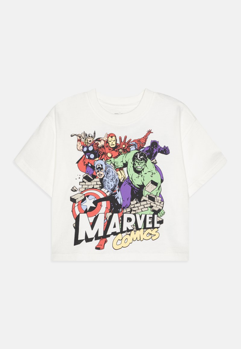 Valge puuvillane lühikeste varrukatega t-särk, millel on värvikas graafika Marveli tegelastest, sealhulgas Raudmees ja Kapten Ameerika, koos tekstiga "Marvel Comics".