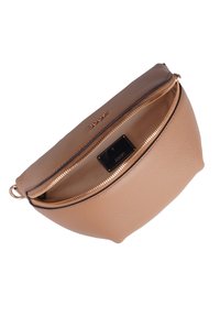 Borsa a tracolla in pelle tan con design arrotondato, chiusura con zip dorata e etichetta logo all'interno. Texture liscia con una leggerissima venatura.
