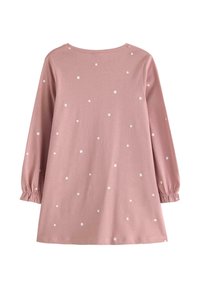 Różowa sukienka z długim rękawem w białe kropki, z okrągłym dekoltem i elastycznymi mankietami. Gładki bawełniany materiał, długość do kolan.