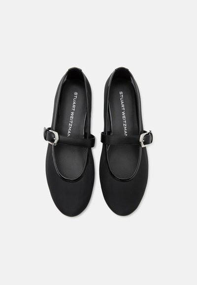 Paire de chaussures Mary Jane noires avec bouts arrondis, bride simple et boucle argentée, avec « Stuart Weitzman » imprimé à l’intérieur.