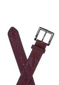 Cinturón de ante color granate con adornos de pedrería en un patrón ondulado, con hebilla de metal plateado y textura suave.
