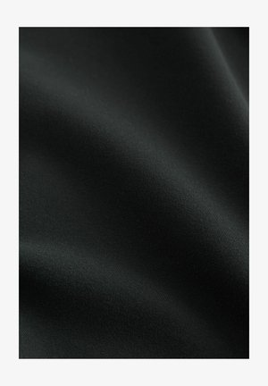 Zwarte stof met een gladde, glanzende textuur; lichtgewicht en iets reflecterend met een subtiel diagonale ribbelpatroon.