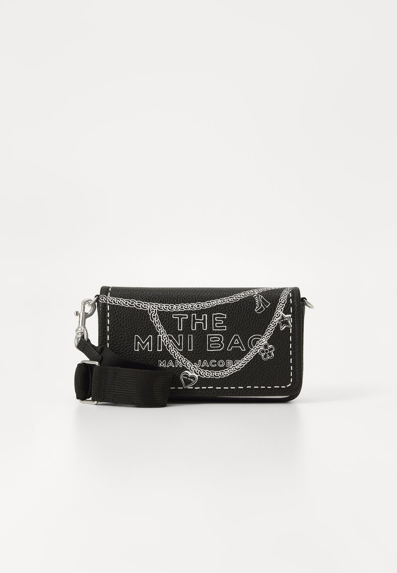 Borsa mini rettangolare nera con illustrazioni di catene e charm bianchi, testo "THE MINI BAG" e tracolla nera removibile su sfondo bianco.