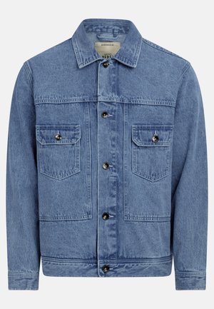 Veste en denim bleu clair avec col à revers, fermeture à boutons sur le devant, deux poches poitrine et une texture légèrement délavée.