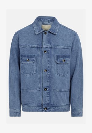 Veste en denim bleu clair avec col à revers, fermeture à boutons sur le devant, deux poches poitrine et une texture légèrement délavée.