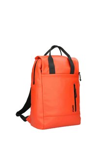 Mochila impermeable naranja con correas negras, cierre superior enrollable, bolsillo frontal con cremallera y una textura suave.