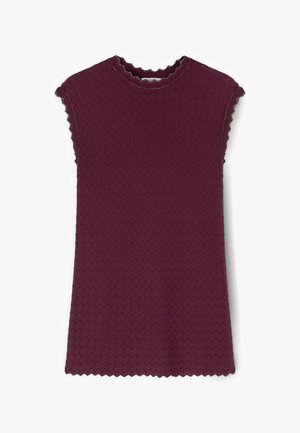 Top de punto sin mangas de color granate con bordes ondulados en las mangas, el escote y el dobladillo, que presenta un patrón en zigzag texturizado.