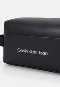 Calvin Klein Jeans SCULPTED BEAUTY CASE MONO UNISEX - Toaletna torbica - black