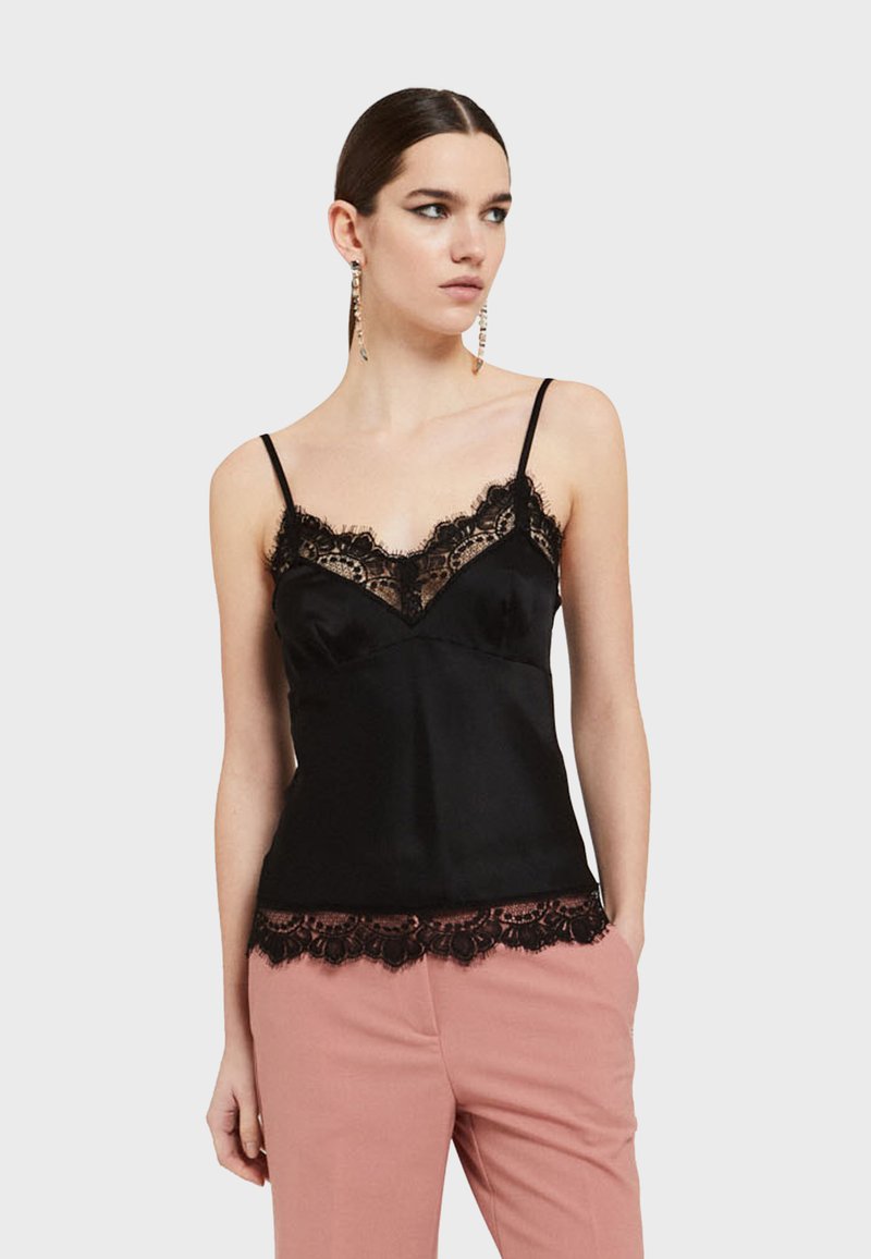 Černý saténový tílko s krajkovým lemem kolem výstřihu a spodního okraje, s nastavitelnými ramínky a přiléhavým střihem.
