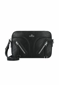 Bolso cruzado de cuero negro con dos bolsillos con cremallera, herrajes de plata y correa ajustable. Presenta un logo en la parte frontal. Textura suave.