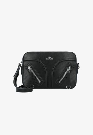 Zwarte leren schoudertas met twee ritsvakjes, zilverkleurige hardware en een verstelbare strap. Voorzien van een logo aan de voorkant. Gladde textuur.