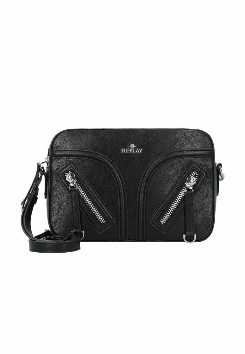 Bolso cruzado de cuero negro con dos bolsillos con cremallera, herrajes de plata y correa ajustable. Presenta un logo en la parte frontal. Textura suave.