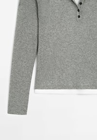 Polo grigio a maniche lunghe con tessuto lavorato, colletto a tre bottoni e dettaglio bianco all'orlo inferiore.