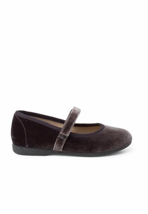 Zapato Mary Jane de terciopelo en púrpura oscuro con puntera redondeada, suela plana y una sola correa ajustable en el empeine.