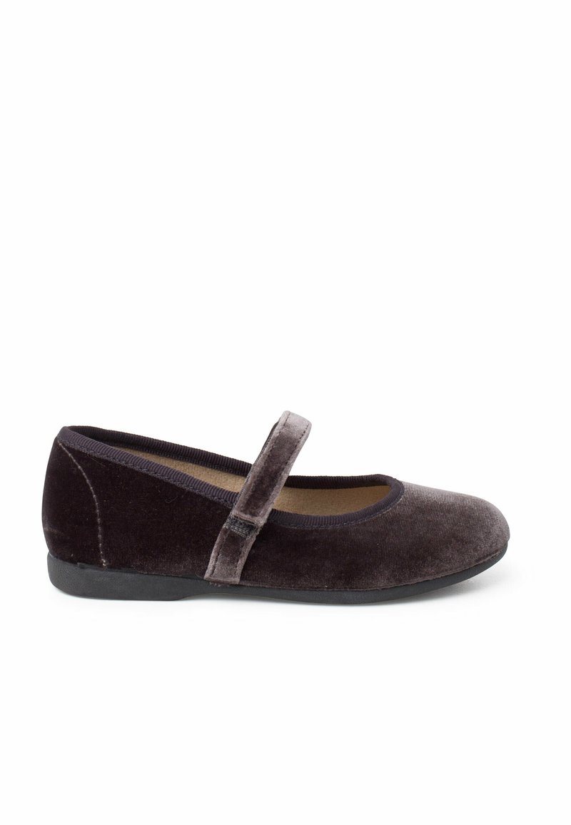 Zapato Mary Jane de terciopelo en púrpura oscuro con puntera redondeada, suela plana y una sola correa ajustable en el empeine.
