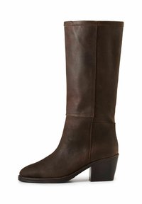 Botín marrón de cuero hasta la rodilla con punta redonda, tacón apilado y costuras mínimas. Textura suave con un acabado mate.