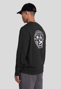 Lyle & Scott FOR ALL GRAPHIC - Sudadera - jet black