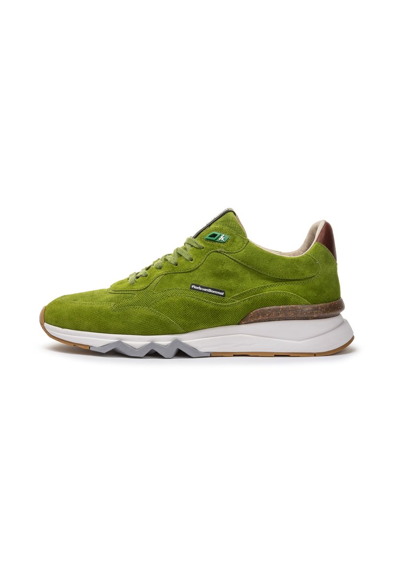 Sneaker verde in suede con suola bianca, dettagli testurizzati, contrafforte posteriore marrone scuro e un motivo a zigzag sulla suola.