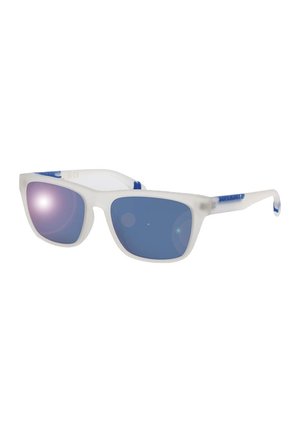 Weiß gerahmte Sonnenbrille mit rechteckigen blauen verspiegelten Gläsern und leicht durchsichtigen Bügeln mit blauen Akzenten.