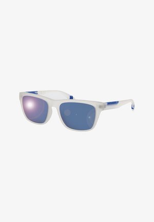 Weiß gerahmte Sonnenbrille mit rechteckigen blauen verspiegelten Gläsern und leicht durchsichtigen Bügeln mit blauen Akzenten.