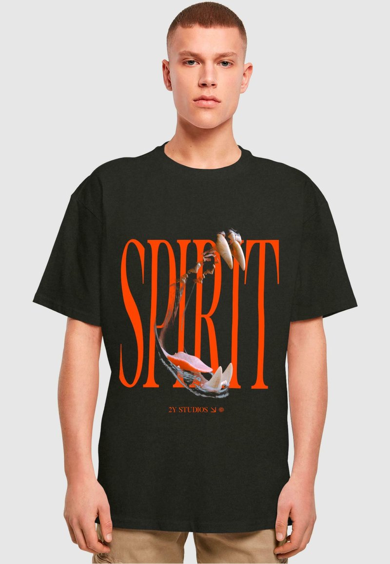 Juodas medvilninis marškinėliai su dideliu oranžiniu užrašu "SPIRIT" ir kąsnomis su aštriais dantimis grafika. Trumpomis rankovėmis, laisvas siluetas.