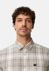 Kariertes Hemd in Hellgrau mit weißen und dunkelgrauen Linien. Verfügt über einen Button-Down-Kragen, eine strukturierte Stoffoberfläche und eine Brusttasche mit Logo.