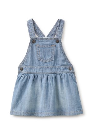 Hellblaues Denim-Latzkleid mit Fronttasche, geknöpften Trägern und gerafftem Rock für ein Kind, auf weißem Hintergrund dargestellt.