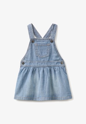 Robe salopette en jean bleu clair avec poche avant, bretelles à boutons et jupe froncée pour enfant, présentée sur fond blanc.