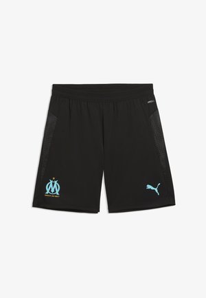 Pantaloncini sportivi neri con logo Puma azzurro chiaro sulla gamba destra ed emblema del club di calcio Marsiglia con la scritta "Droit au but" sulla gamba sinistra.
