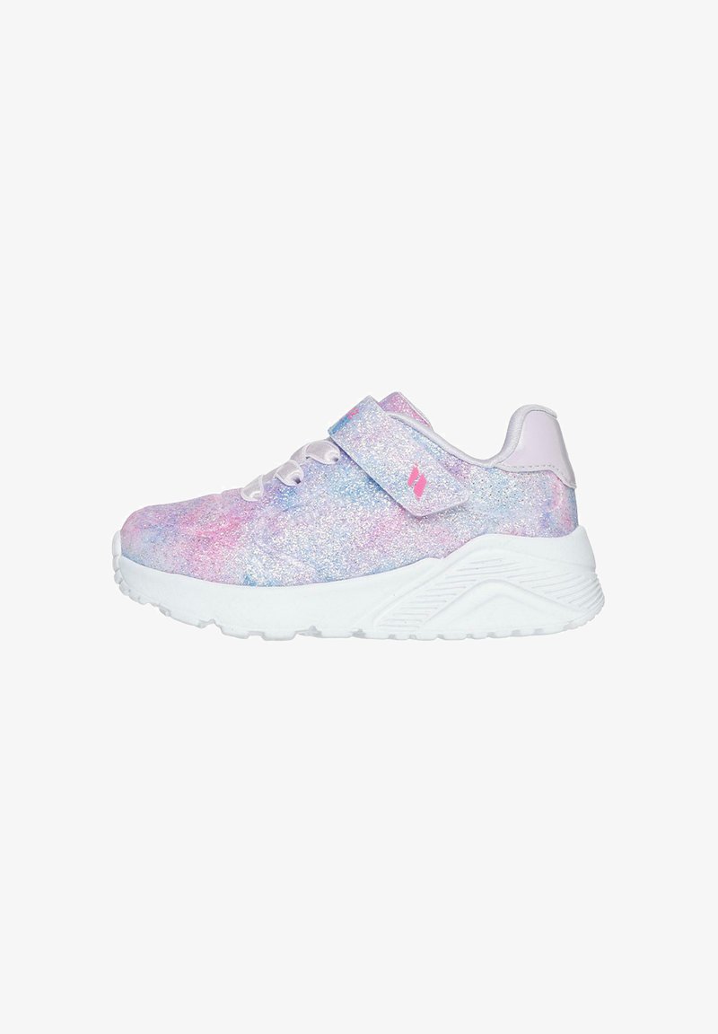 Zapatillas brillantes rosas y azules con suela blanca, que presentan una correa de velcro y un diseño de cordones, parte superior texturizada y tacón acentuado.