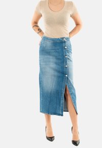 Denim maxi rok met een voorknoopsluiting en een split, heeft een vervaagde blauwe wassing, rechte snit en twee zijzakken.