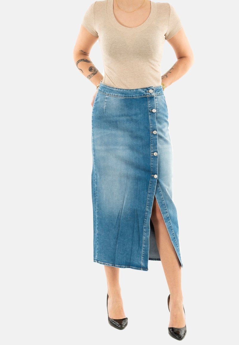 Denim maxi rok met een voorknoopsluiting en een split, heeft een vervaagde blauwe wassing, rechte snit en twee zijzakken.