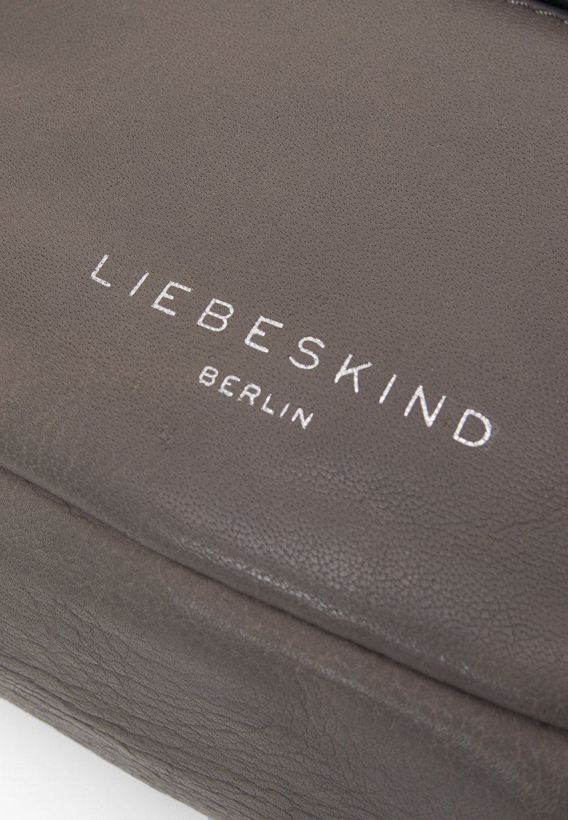 Damen Handtaschen | Liebeskind Berlin ANNIE TOTE XS KLEINE HANDTASCHE MIT RIEMCHEN-DETAILS Handtasche honey grey/grau - DI53048 Damen Handtaschen | Liebeskind Berlin ANNIE TOTE XS KLEINE HANDTASCHE MIT RIEMCHEN-DETAILS Handtasche honey grey/grau - DI53048