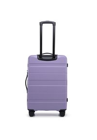 Valigia rigida viola con superficie texture, scanalature orizzontali, manico retrattile nero e quattro ruote nere per una facile mobilità.
