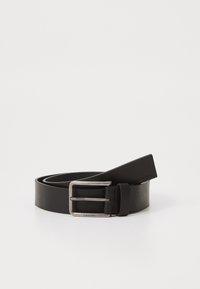 Černý kožený pásek s matným povrchem, vybavený obdélníkovou kovovou sponou a popruhem s logem Calvin Klein.