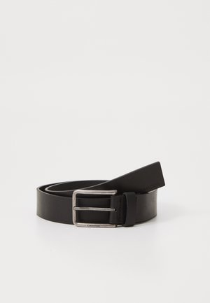Cintura in pelle nera con finitura opaca, con fibbia metallica rettangolare e una fascia che mostra il logo Calvin Klein.