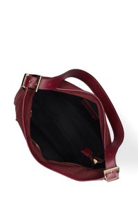 Borsa in pelle bordeaux con interno nero, dotata di una fibbia dorata, zip e una texture morbida in suede. Design con apertura superiore.