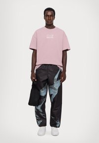 EA7 Emporio Armani UNISEX - Apdrukāts T-krekls - toadstool