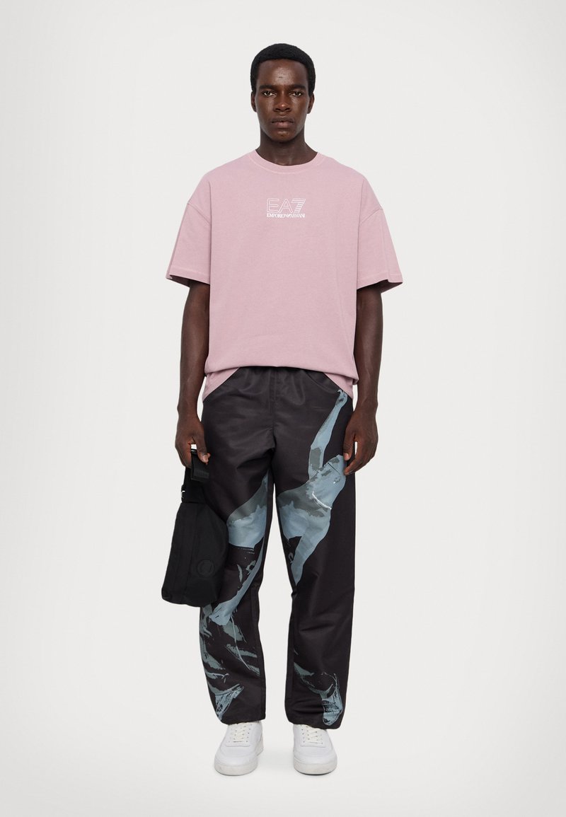 EA7 Emporio Armani UNISEX - Apdrukāts T-krekls - toadstool