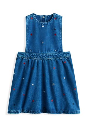 Φόρεμα σαλοπέτα από τζιν με μικρή κεντητή διακόσμηση σε κόκκινο, λευκό και μαύρο, κουμπί σναπ στο πίσω μέρος και φούστα με πιέτες.