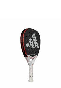 Zwarte en rode paddle racket met een geperforeerde kop, voorzien van een groot wit logo, een gestructureerde grip en een opvallend ontwerp op het frame.
