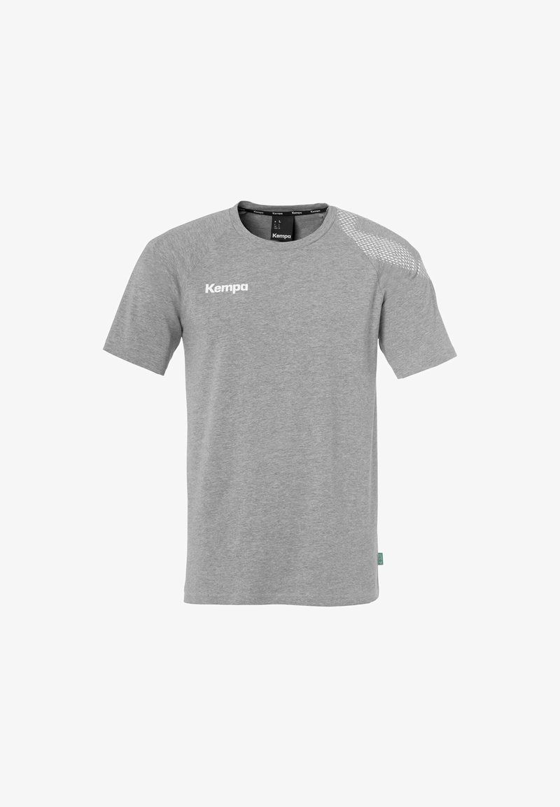 T-shirt gris à manches courtes en tissu doux, avec un design en maille sur une épaule et un logo "Kempa" blanc sur le devant.