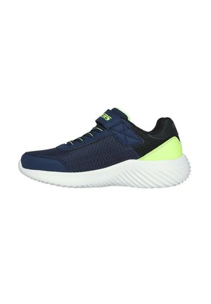 Baskets de sport bleu marine avec tissu en mesh, semelle texturée blanche, accents vert fluo et soutien de talon noir avec lacets et sangle.