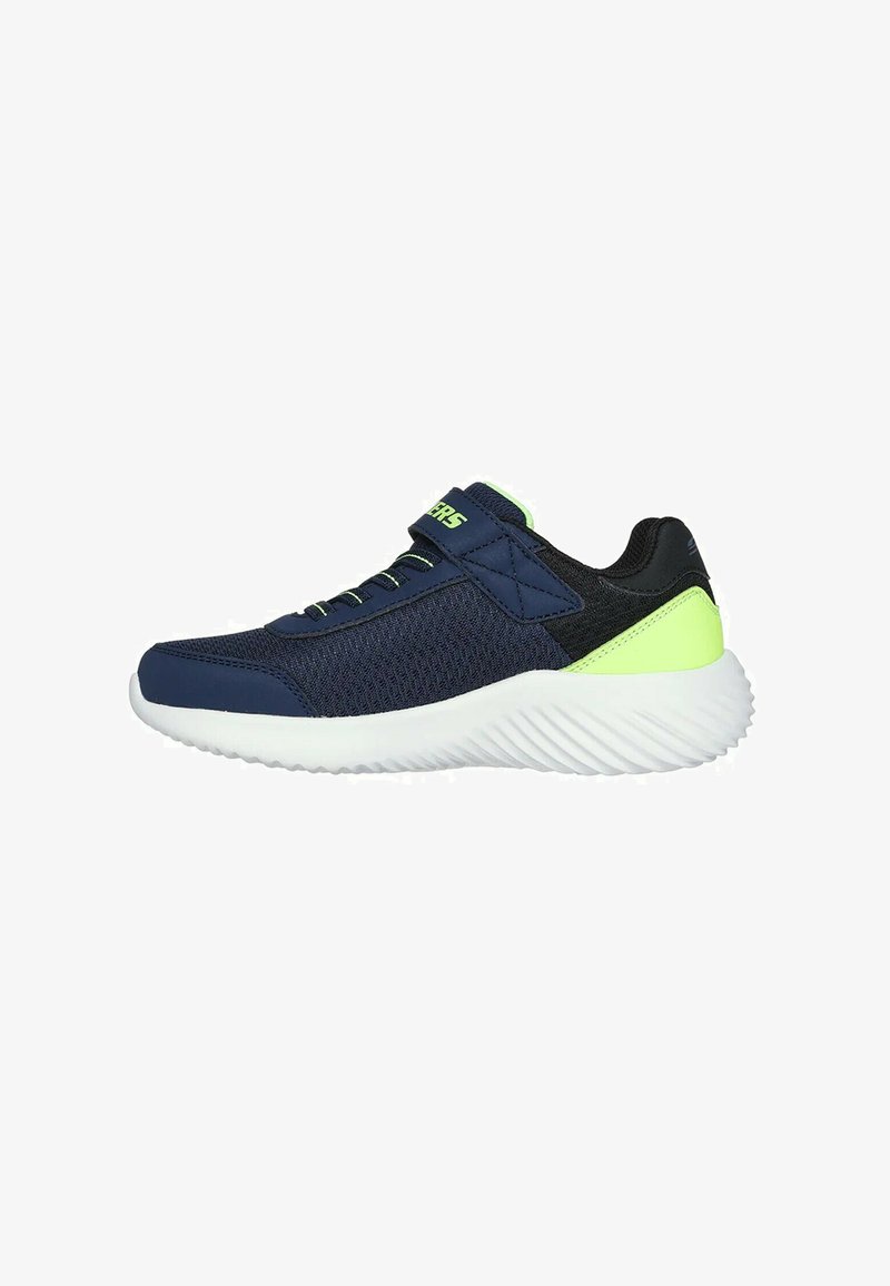 Scarpa sportiva blu navy con tomaia in tessuto a rete, suola texturizzata bianca, accenti verde brillante e supporto al tallone nero, con lacci e una fascia.