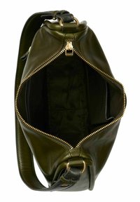 Bolso de cuero verde oliva con un cierre dorado, abierto mostrando un interior negro y un bolsillo lateral. Presenta una correa desmontable y herrajes metálicos.